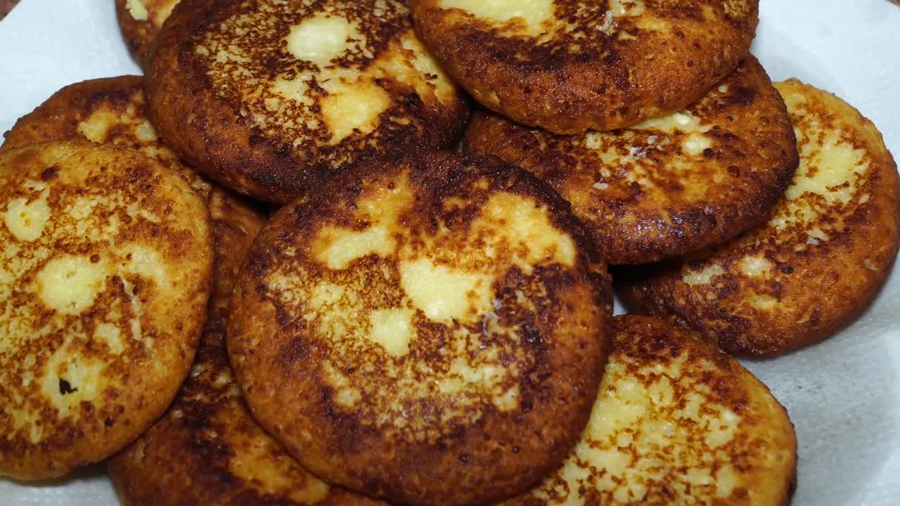 panqueques de queso dulce en un plato sobre un fondo blanco