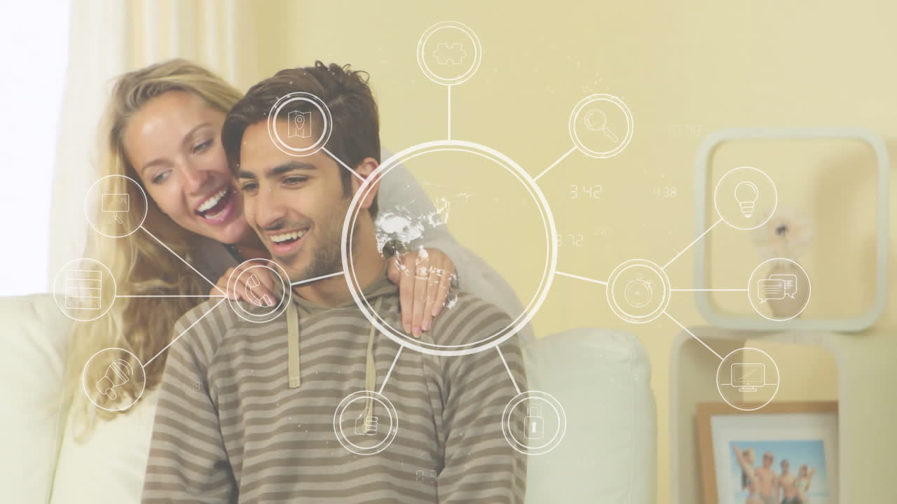 relajándose en el sofá, pareja rodeada de iconos de redes de tecnología animados