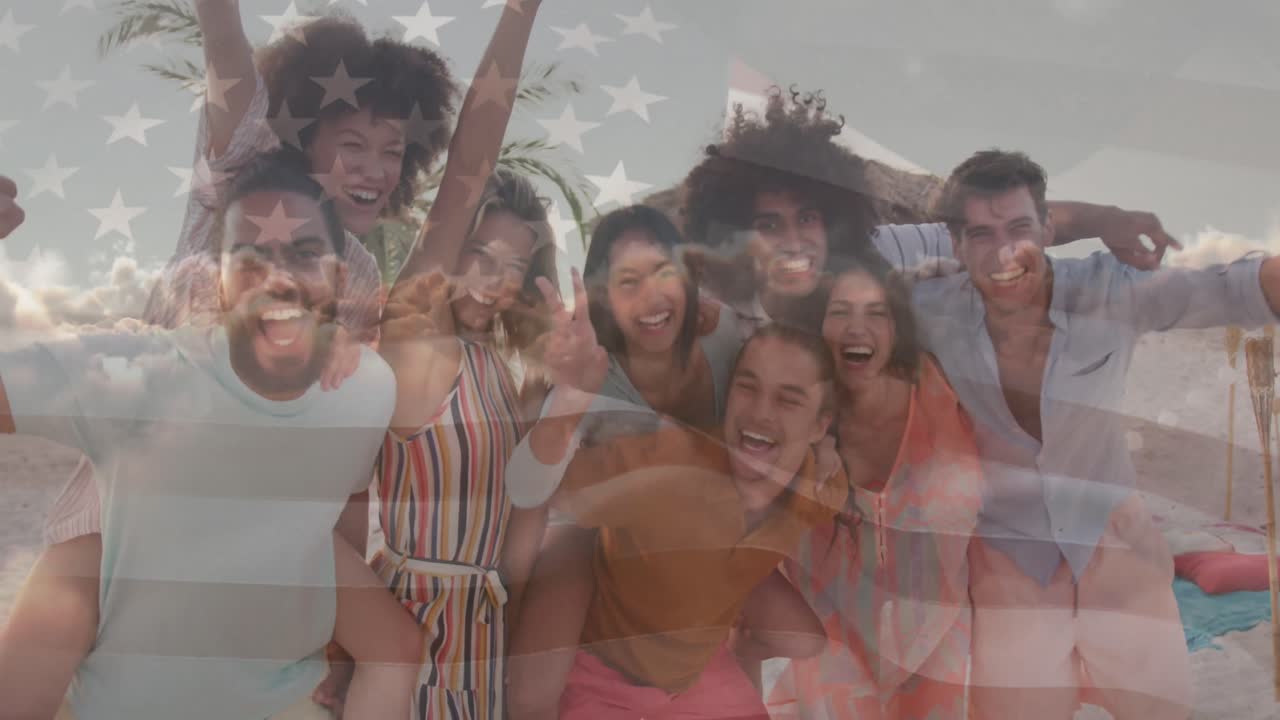 animación de la bandera de los estados unidos de américa sobre felices amigos diversos en la playa