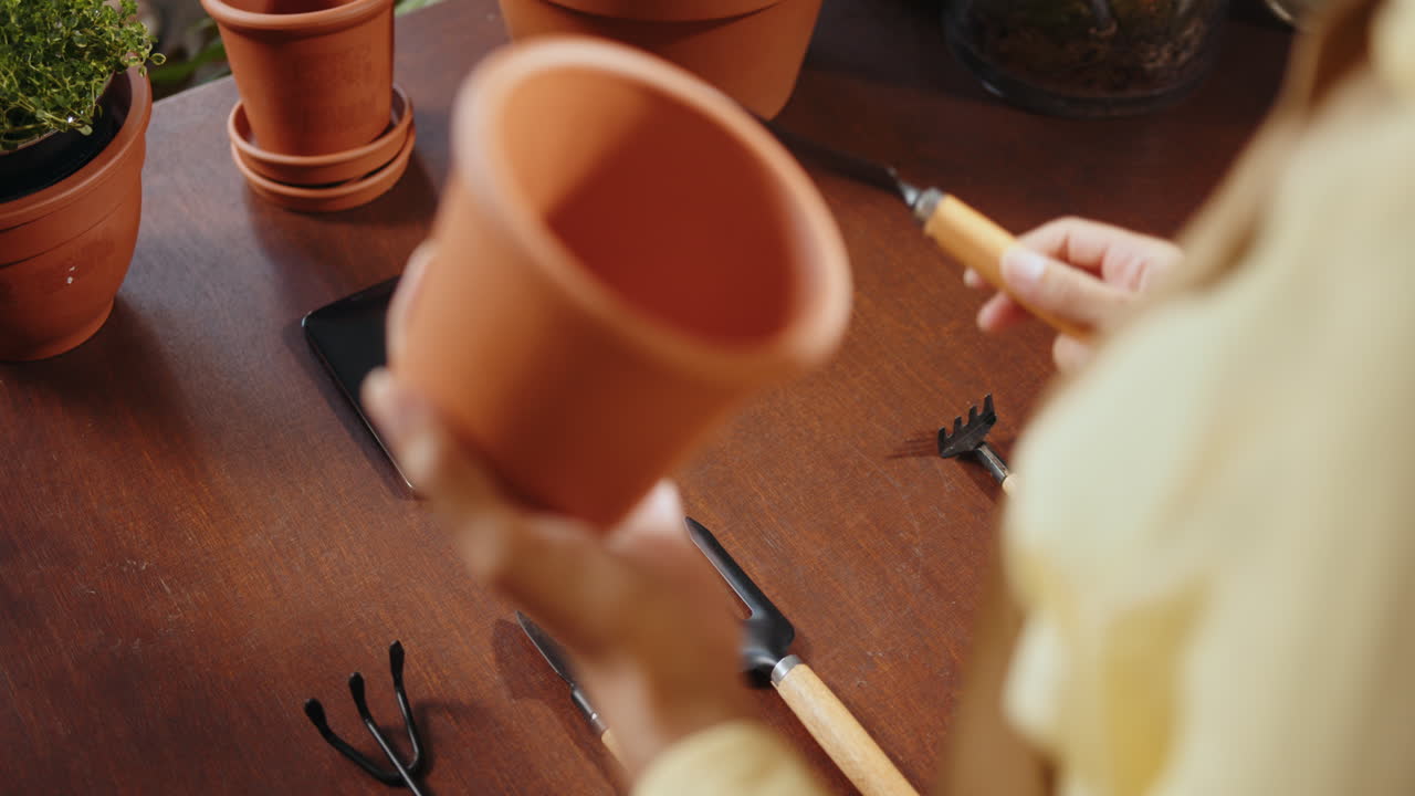 mujer jardinera en casa