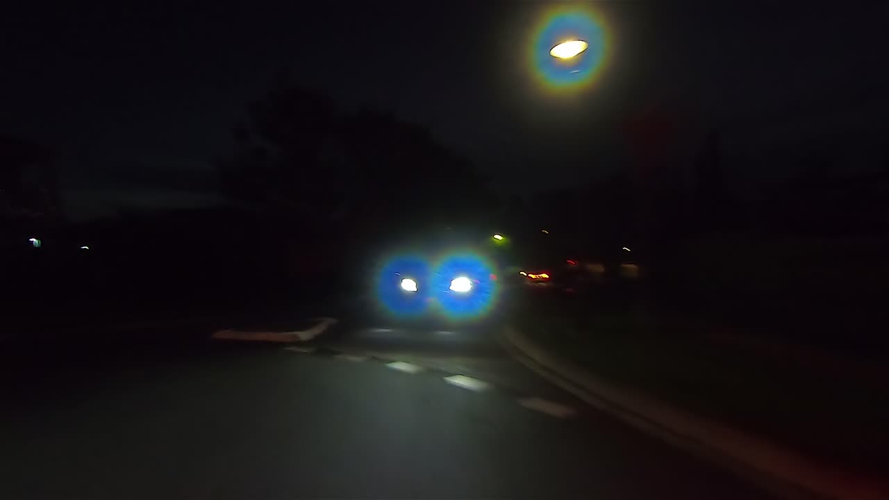 실내 자동차 장면 녹색 화면 교체를 위한 후방 야간 운전 관점 pov - 흰색 픽업 트럭 한 대가 뒤따르는 어둡고 조용한 교외 거리