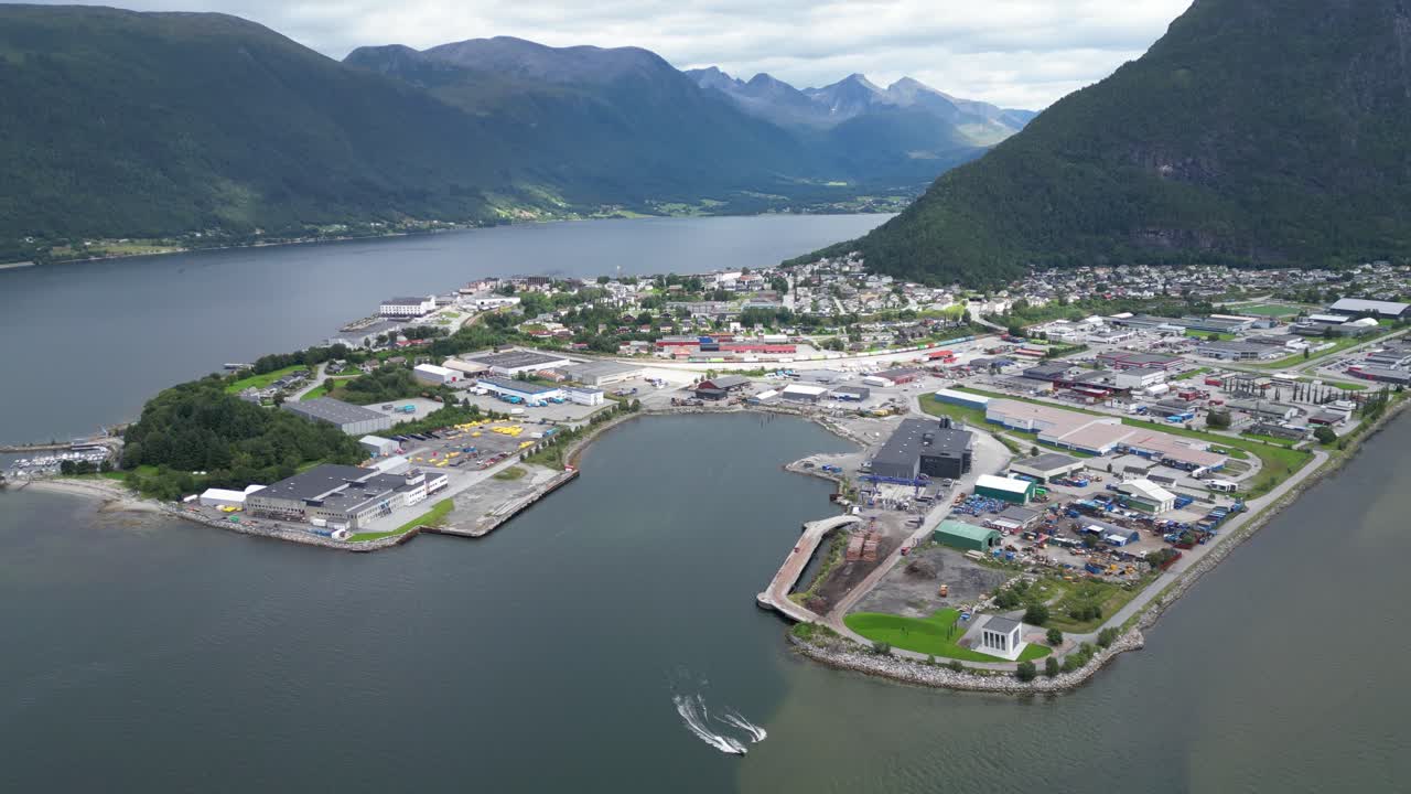ciudad de andalsnes, industria y fiordos en más de romsdal, noruega - 4k aéreo