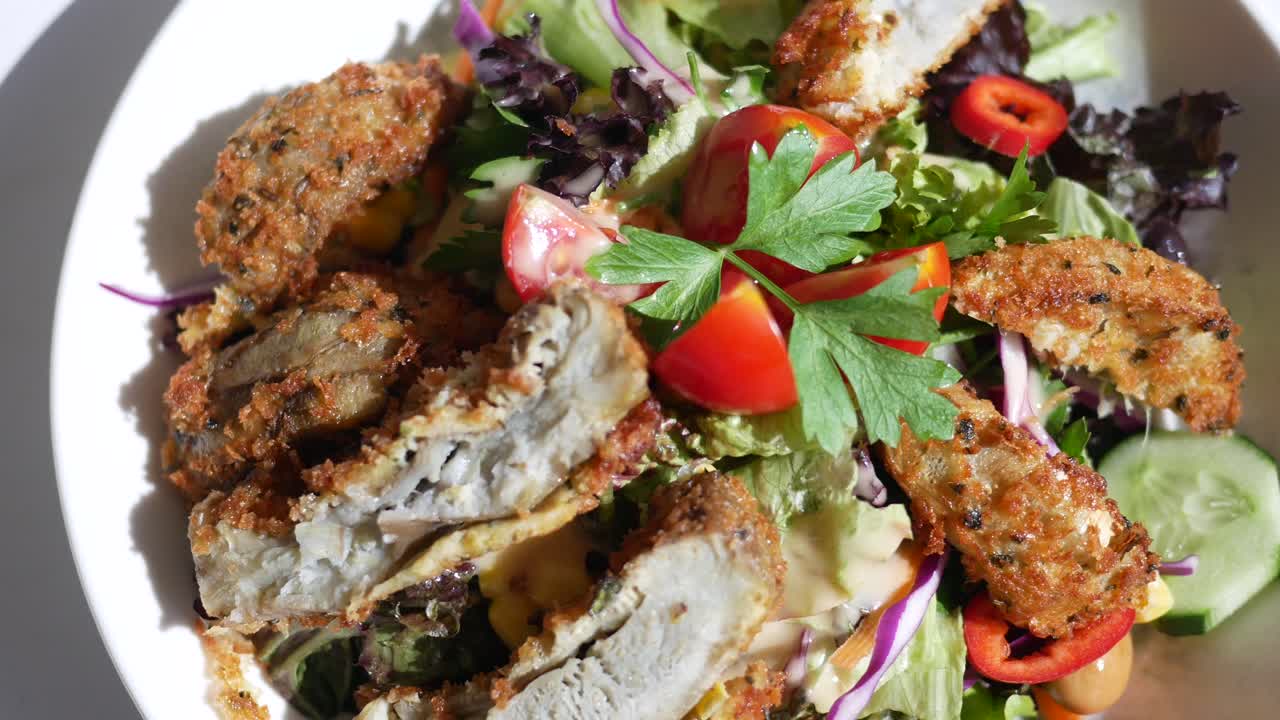 ensalada de pollo frito y crujiente