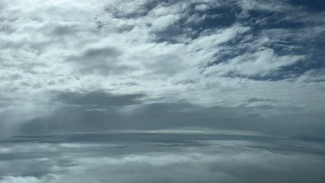 Flotando-A-Través-De-Un-Cielo-Sereno-Con-Algunas-Nubes