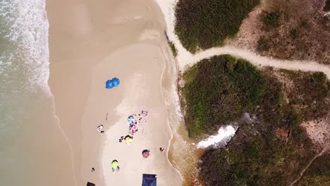 toma cenital de drones de playa y dunas