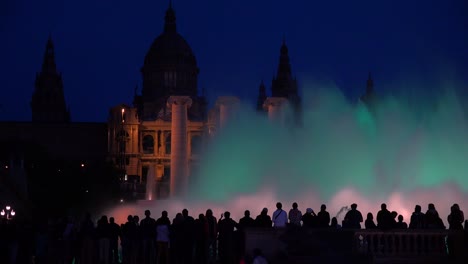 Un-Hermoso-Espectáculo-De-Luces-Y-Fuentes-Danzantes-Frente-Al-Palacio-Nacional-I-Barcelona-España-1