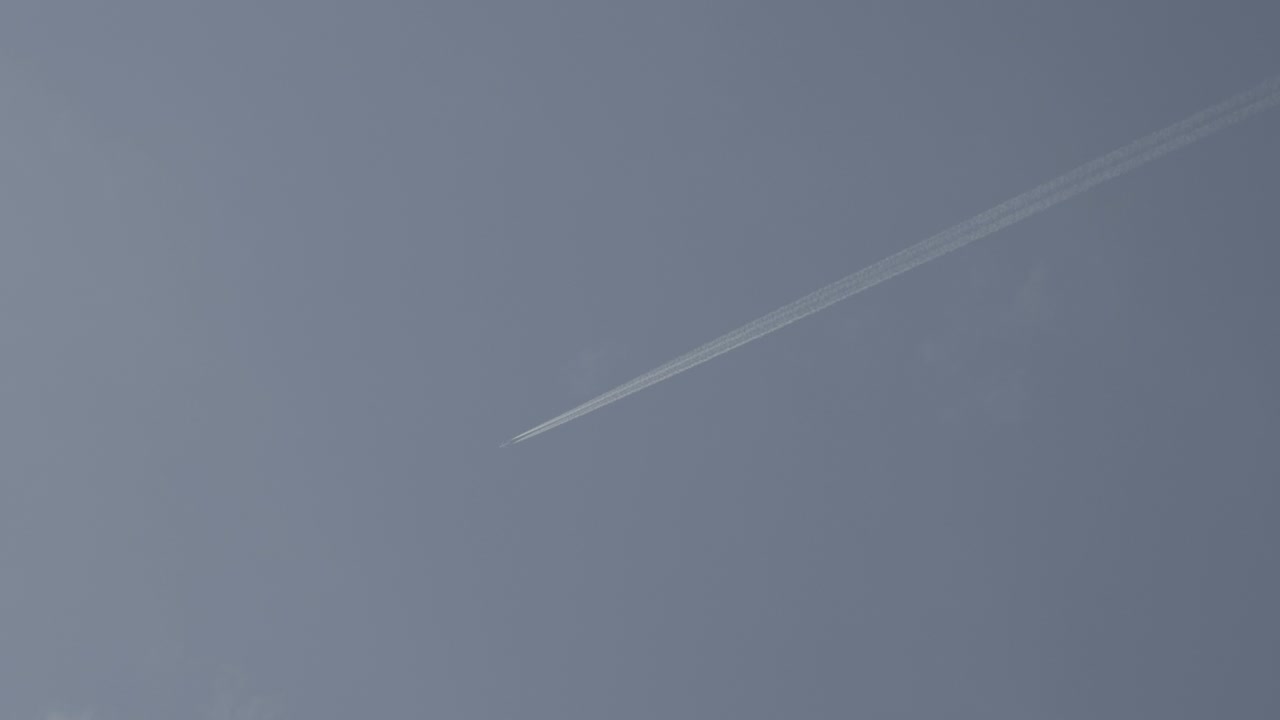 humo blanco de un avión comercial en el cielo