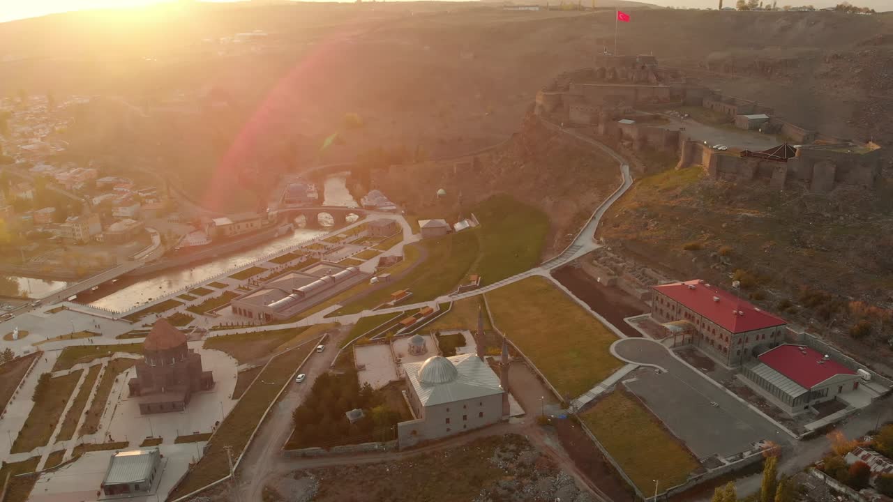 터키 카르스 지방의 해가 지는 카르스 시의 도시 풍경