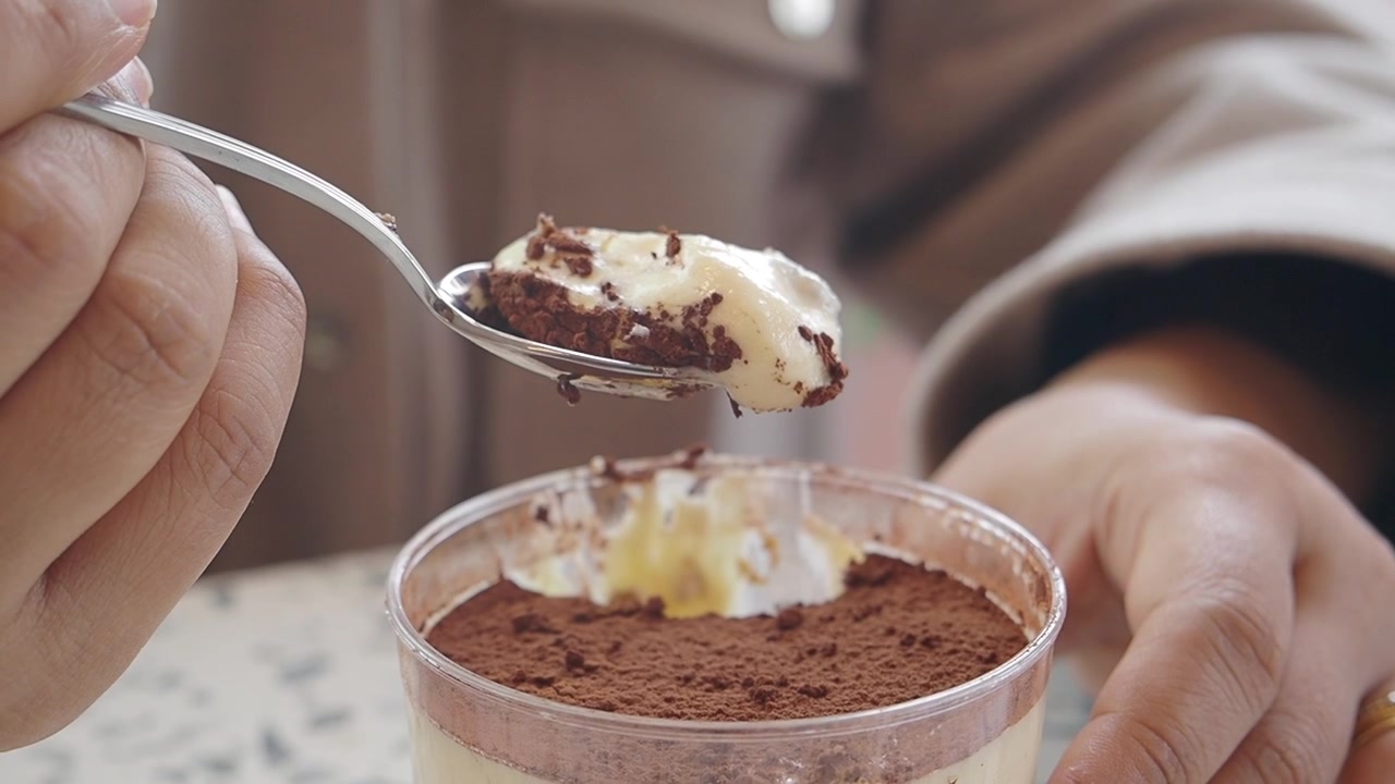 Kaşıkla Tiramisu Tatlısı Yiyen Elin Yakın Çekimi.