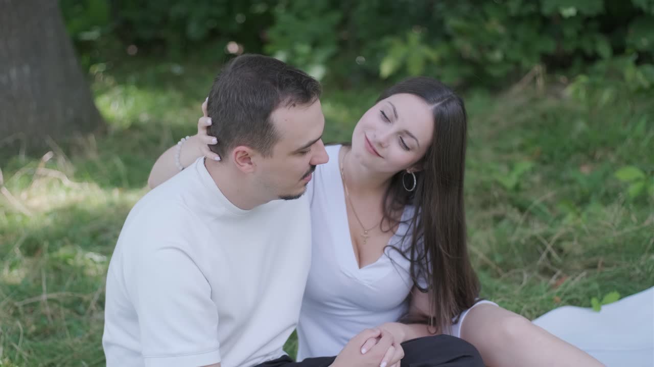 공원에서 사랑에 빠진 커플