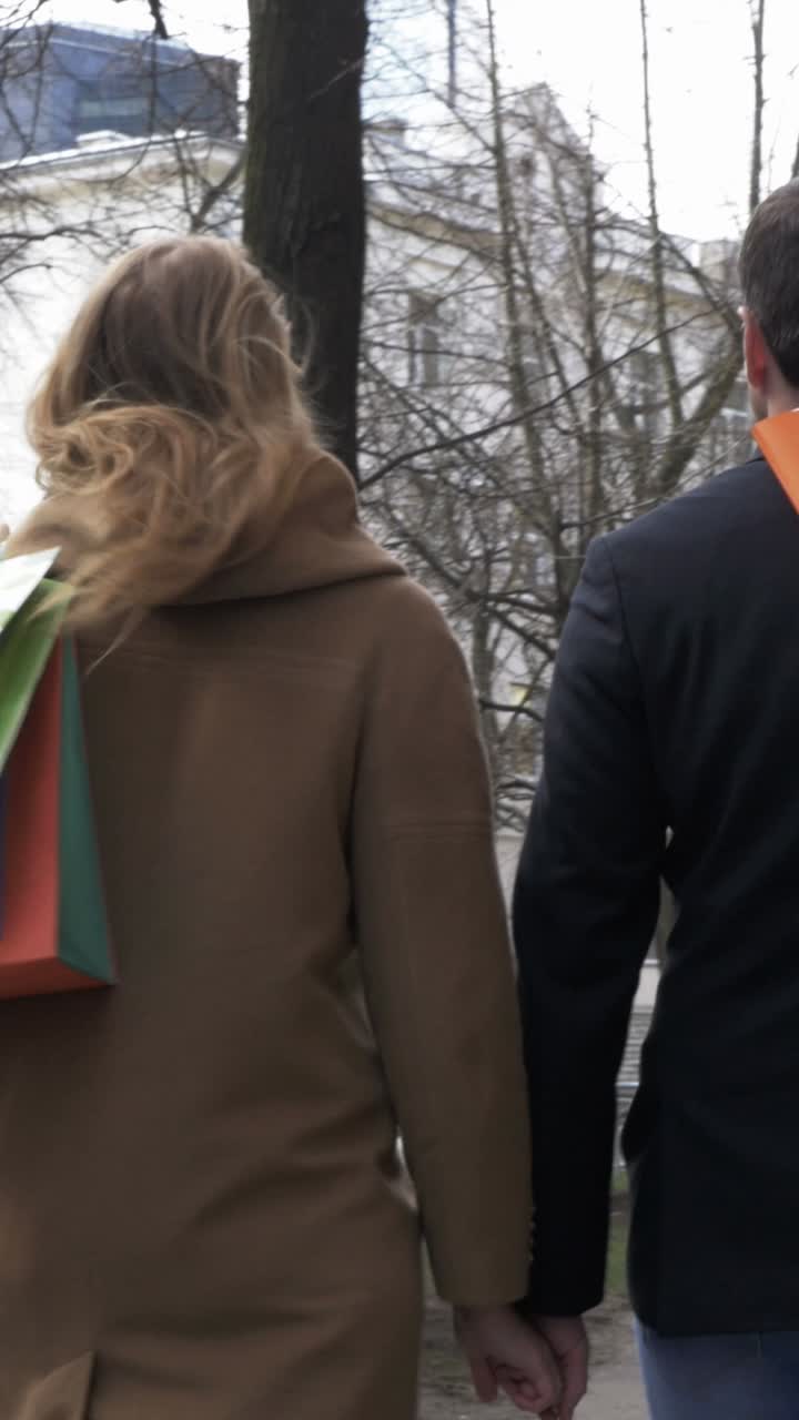 함께  ⁇ 고 있는 부부