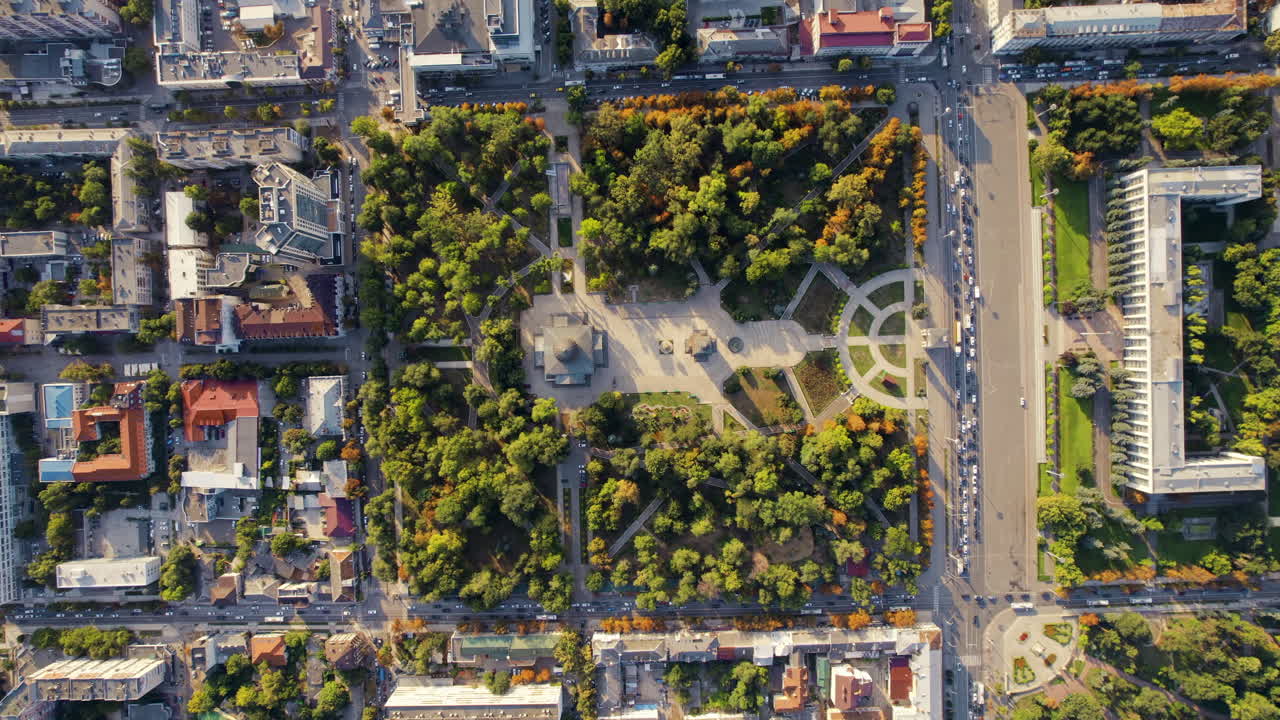 Luftaufnahme mit einer Drohne vom Stadtzentrum von Chisinau bei Sonnenaufgang, Moldawien. Vertikale Ansicht des Central Park, der Kathedrale, der Regierung, viel Grün, Gebäude