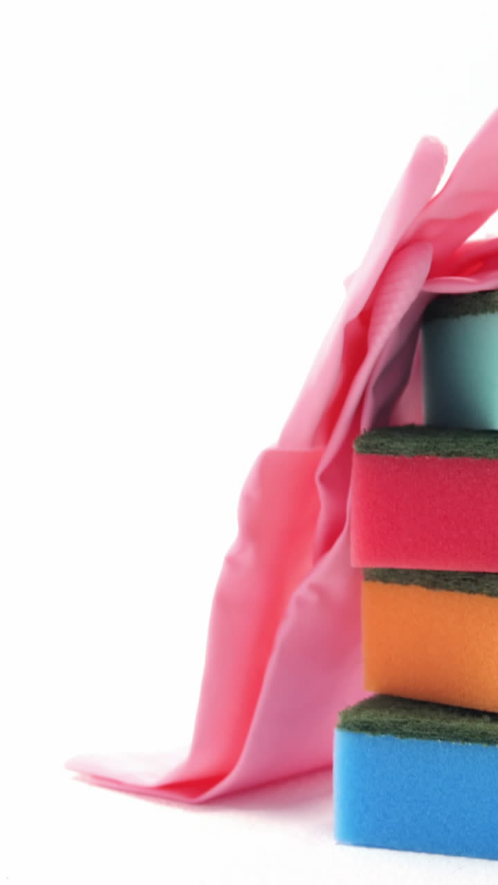 esponja y guantes de limpieza