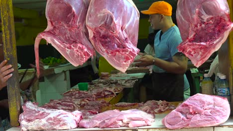 La-Carne-Cruda-Cuelga-De-Un-Puesto-A-Lo-Largo-De-Una-Calle-En-La-Habana,-Cuba-1