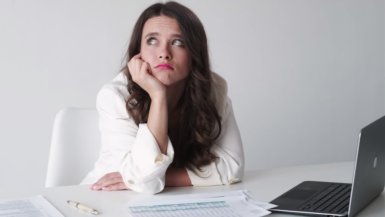 trabajo aburrido mujer opresiva expresión meme