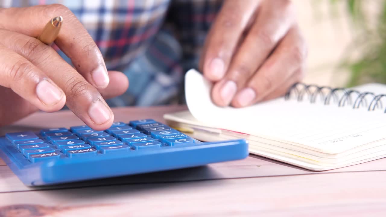 persona que hace cálculos con una calculadora