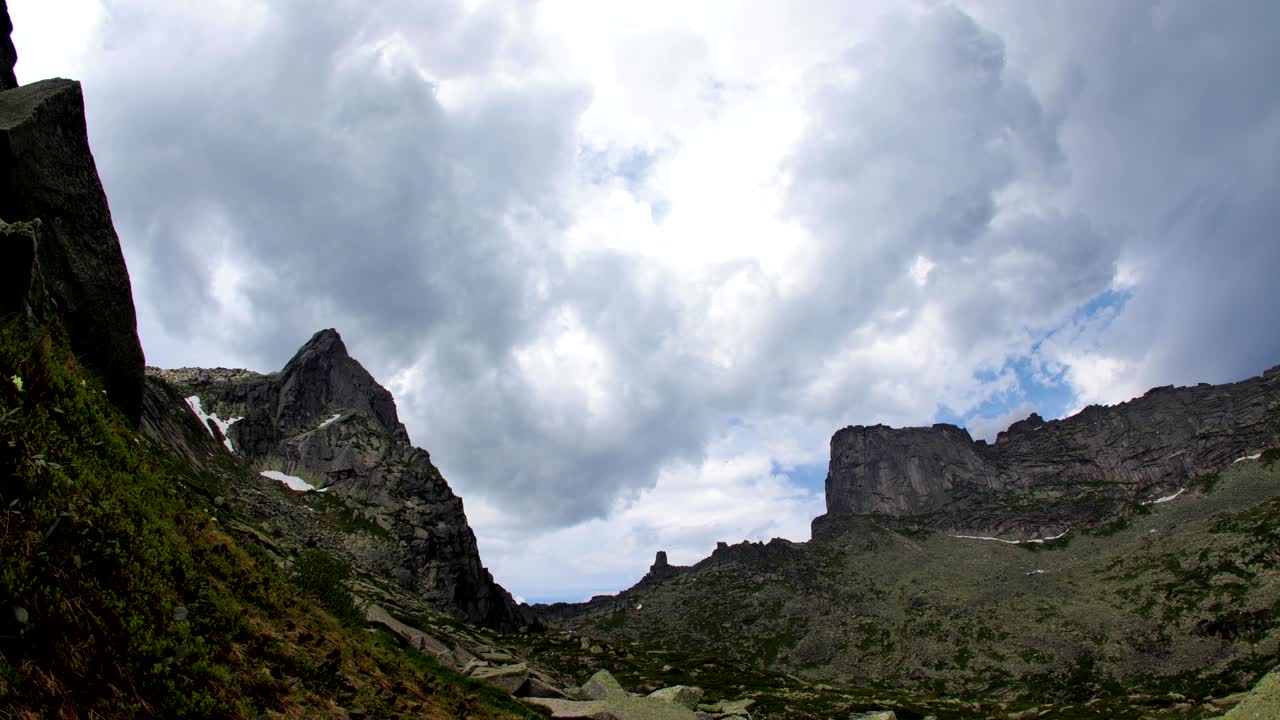 el tiempo transcurrido de las nubes sobre los picos de las montañas. parque natural ergaki, rusia.