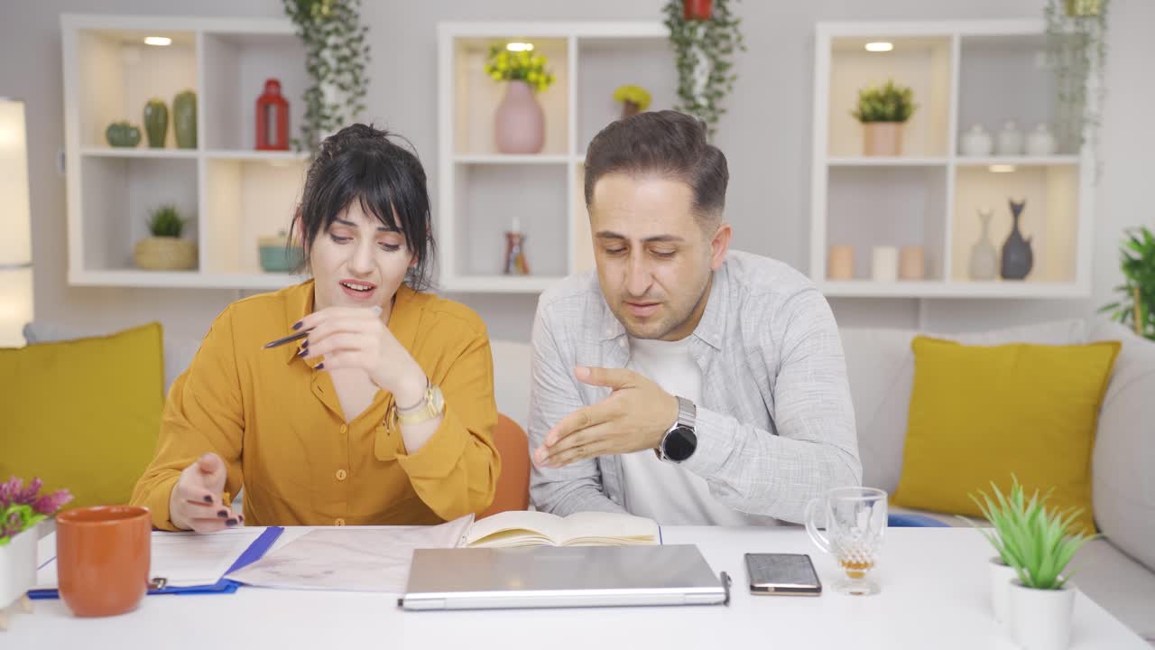 망설이는 커플.