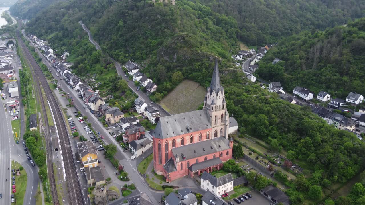 Red Liebfrauenkirche Church and sch&ouml;nburg hilltop Castle Hotel in Oberwesel, Germany