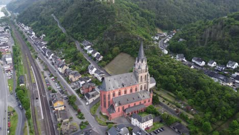 Red-Liebfrauenkirche-Church-And-Schönburg-Hilltop-Castle-Hotel-In-Oberwesel,-Germany