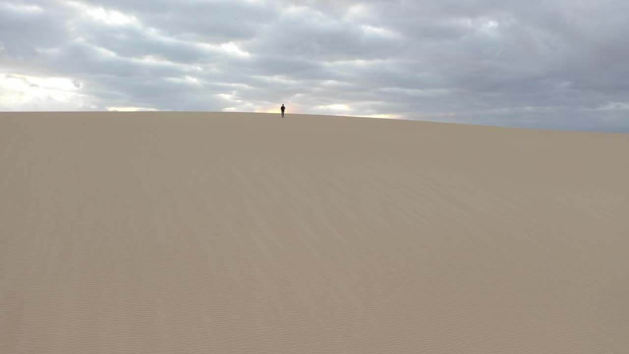 un día nublado en las dunas de arena de jericoacoara