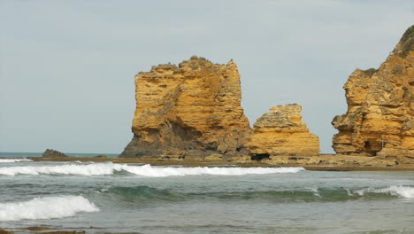 formación de roca caliza ubicada en la entrada de aireys, australia