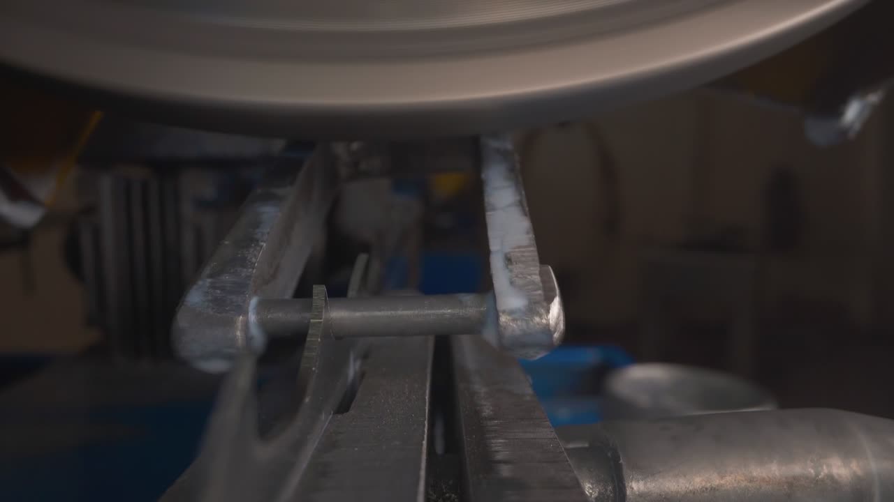 ⁇ 을 가진 자동 기계는 밴드 사로 작업합니다.