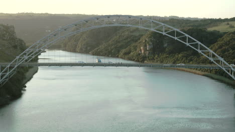 vuelo aéreo sobre un puente colgante a través de un río en sudáfrica