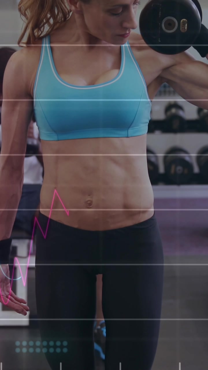 Animazione di elaborazione dati su donna caucasica in forma che si allena, sollevando pesi.