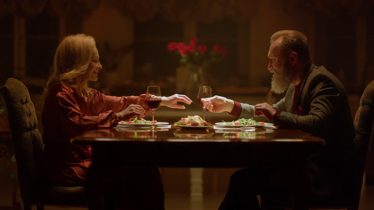 즐거운 노인 부부가 함께 시간을 보내고 있는 로맨틱한 레스토랑