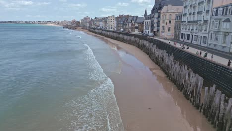 Vista-Aérea-De-La-Playa-De-Saint-Malo-Sillon-En-Bretaña,-Francia