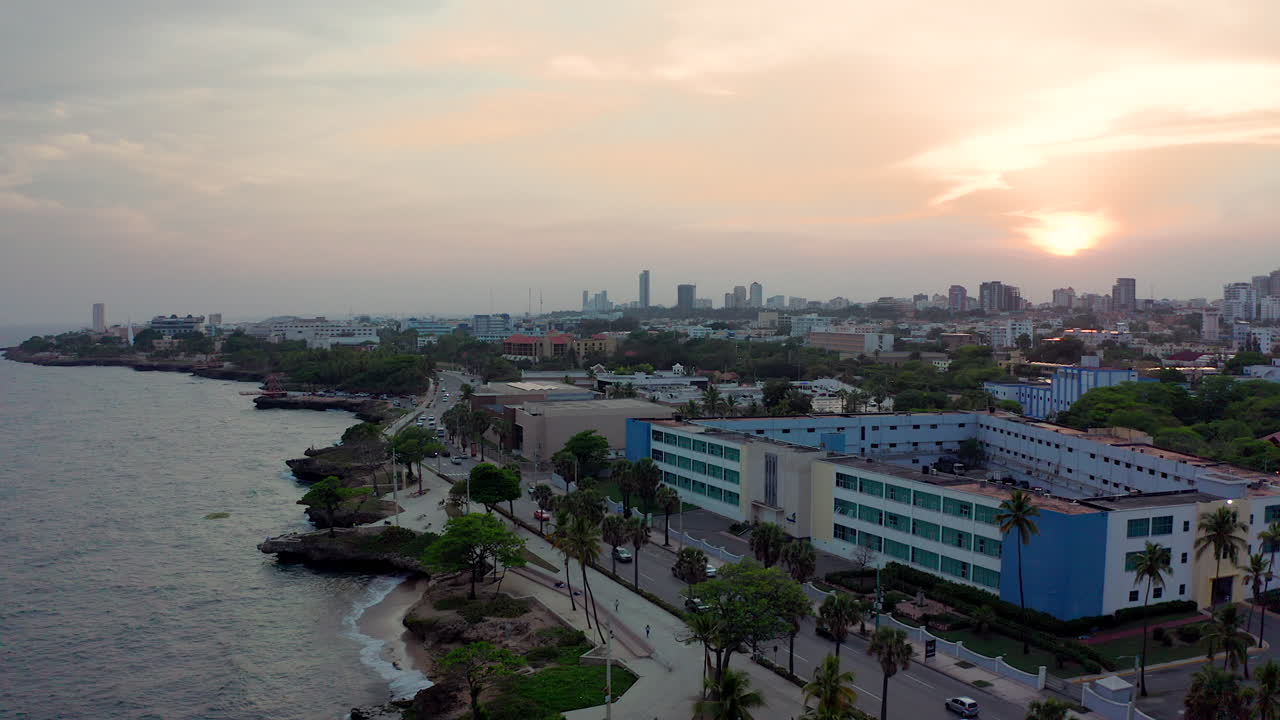 malecón en santo domingo durante la puesta de sol. aéreo hacia adelante