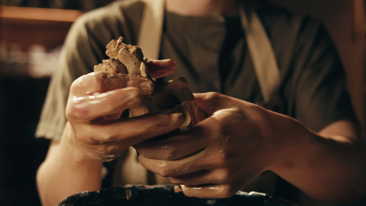 manos moldeando arcilla