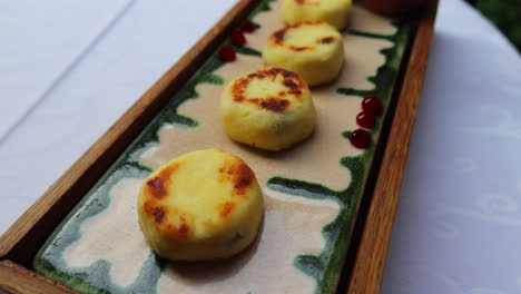 Leckeres-Syrniki-Mit-Saurer-Sahne-Und-Marmelade,-Frühstücks-Mini-Hüttenkäse-Pfannkuchen,-Traditionelles-Ukrainisches-Russisches-Gericht,-Brunch-Restaurant,-4K-Aufnahme