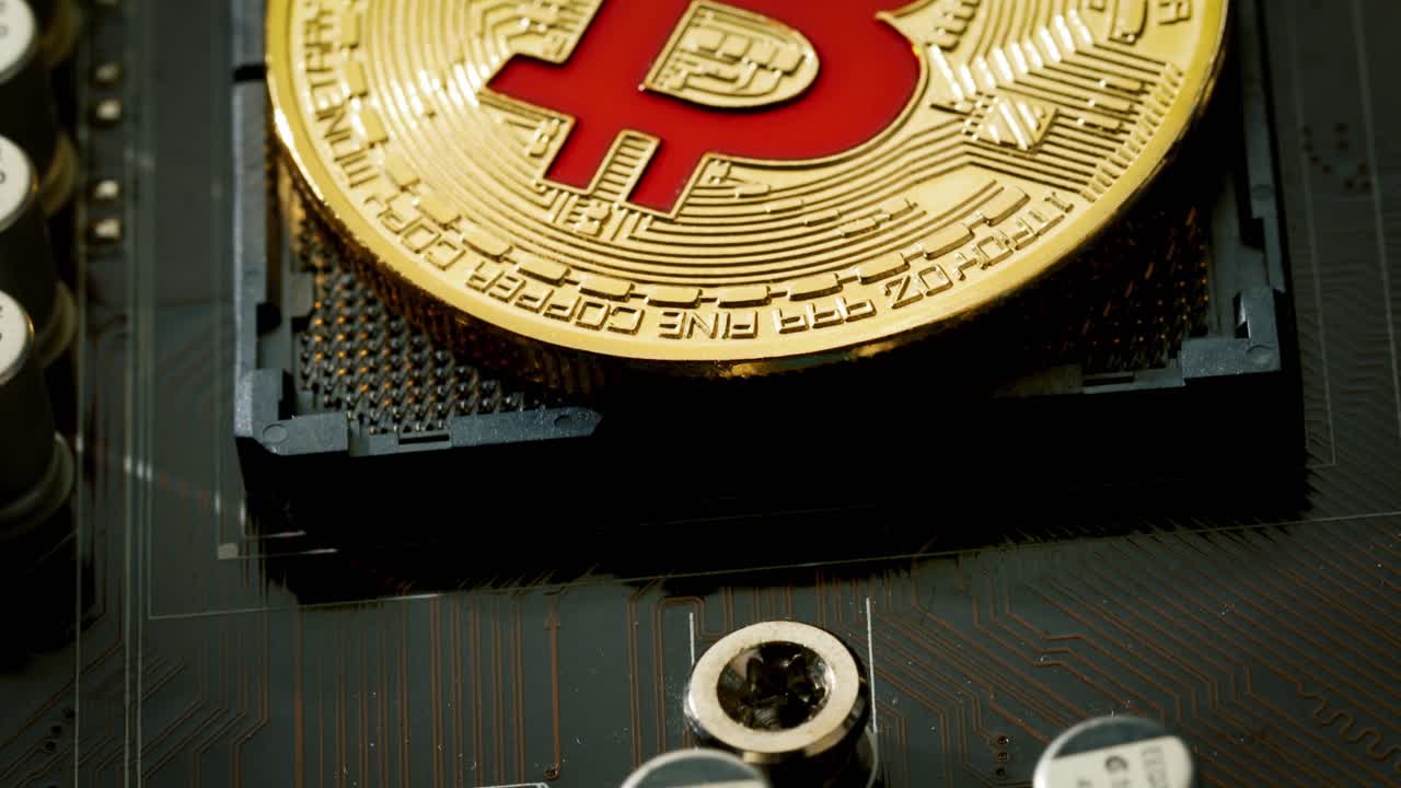 금 동전 비트 btc 동전 메인보드에. 비트코인은 세계적인 암호화폐와 디지털 결제 시스템으로 첫 번째 분산 디지털 통화라고 불립니다.