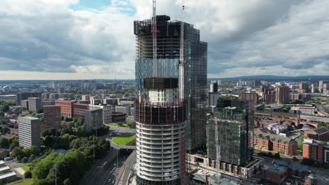 Luftdrohnenflug-Schwenkt-Um-Neue-Wolkenkratzer,-Die-Im-Stadtzentrum-Von-Manchester-Im-Bau-Sind