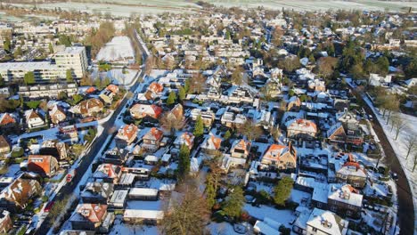 Descripción-Aérea-De-Un-Hermoso-Barrio-Rico-Cubierto-De-Nieve-En-Un-Soleado-Día-De-Invierno