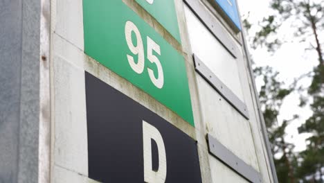 primer plano de una gasolinera abandonada y postapocalíptica