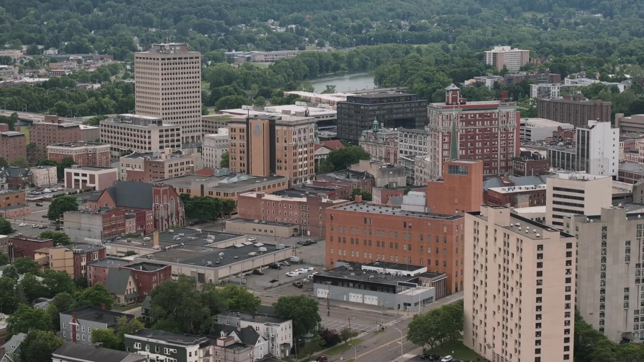 Vista aerea di Binghamton, New York. Scattata in una giornata estiva nuvolosa.