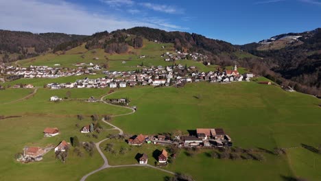 vista aérea de una pintoresca aldea rural en el campo suizo