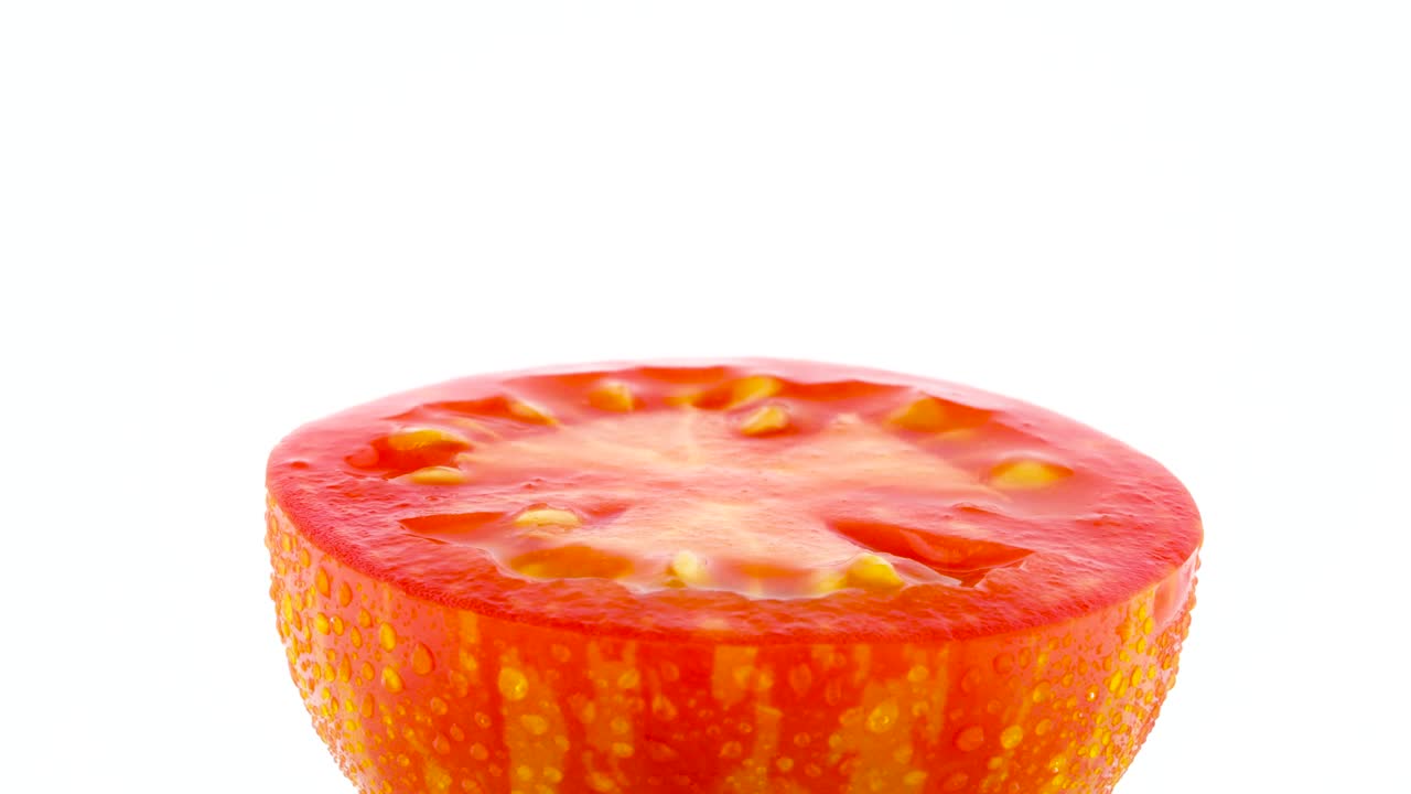 빨간색 지구 줄무 토마토 단 절단의 측면 뷰, 색 배경에 고립 된 회전 테이블에서 회전.