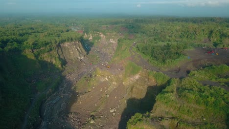 大谷在火山坡上的空中拍摄,当火山爆发时,火山是<unk>流的路径