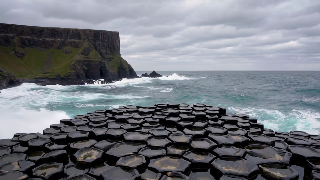 Dramatic Coastal Scenery Featuring Hexagonal Basalt Columns and Crashing Waves