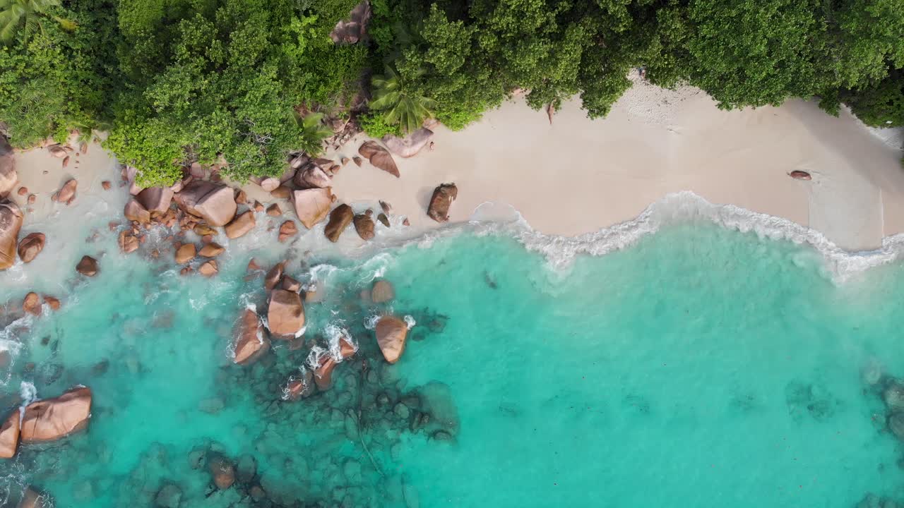 Vista aerea delle spiagge più belle e delle acque turchesi delle Seychelles