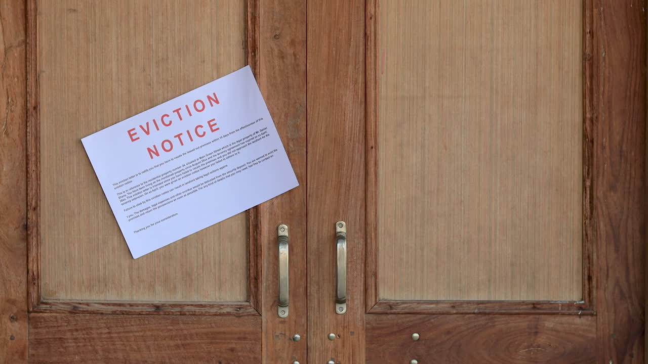 aviso de desalojo pegado en la puerta de entrada de la casa