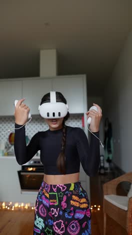 mujer jugando a un juego de realidad virtual en casa