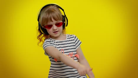 Alegre-Linda-Rubia-Niño-Escuchando-Música-A-Través-De-Auriculares-Bailando-Discoteca-Engañando-Divirtiéndose-Fiesta