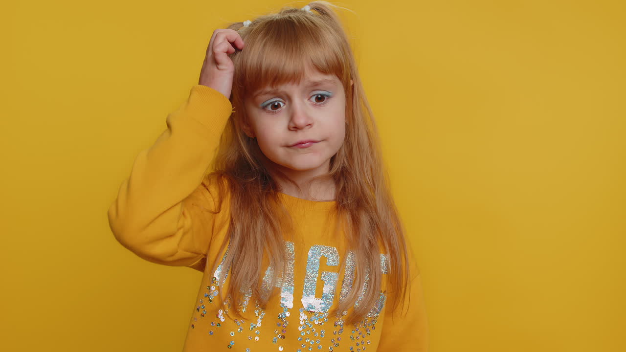 혼란스러운 어린 여학생 아이 의심, 아무 생각도, 무지, 불확실, 죄책감, 대답이 없습니다