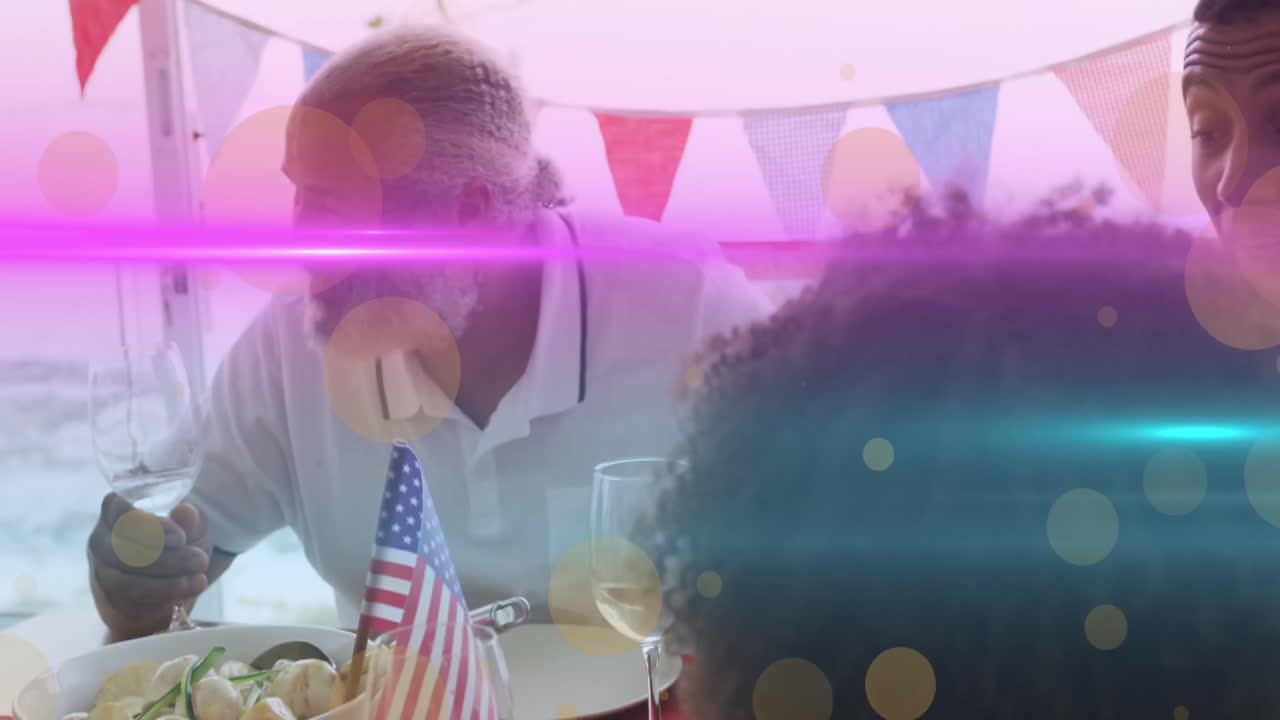 함께 저녁을 먹는 아프리카계 미국인 가족에 대한 빛의 반점과 경로의 애니메이션