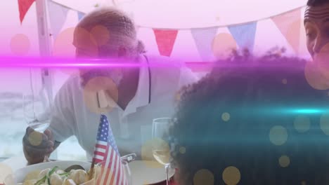 animación de puntos de luz y senderos sobre familia afroamericana comiendo juntos